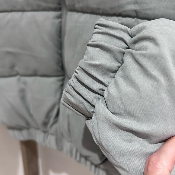 PrettyLittleThing Grey Cropped Peach Skin Bubble Puffer Jacket Women Size 4 NWT - Picture 5 of 8
